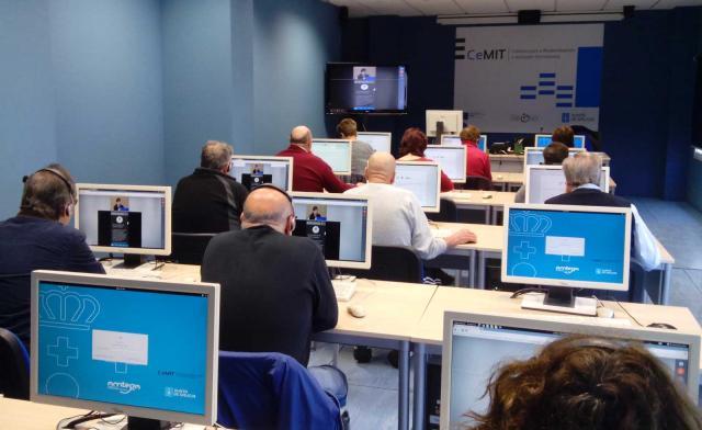 Xunta e universitarios séniors colaboran para formar a persoas maiores no uso da Banca dixital