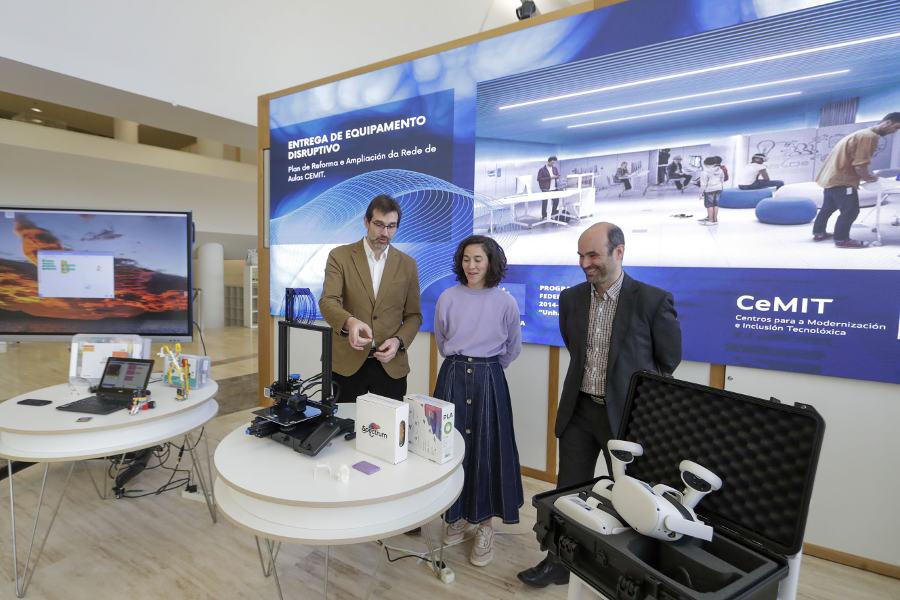 A Xunta e o Colexio de Enxeñaría en Informática de Galicia inician un ciclo de obradoiros para formar á cidadanía no uso de material tecnolóxico innovador