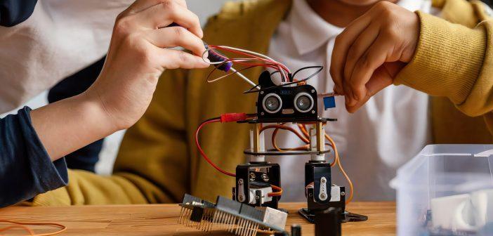 A Aula CeMIT de San Sadurniño ofrece dous obradoiros para que a rapazada experimente coa tecnoloxía